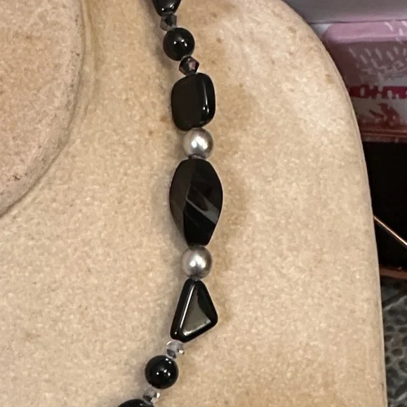 Elegant Black onyx and pearl Beaded Necklace - Picture 3 of 4